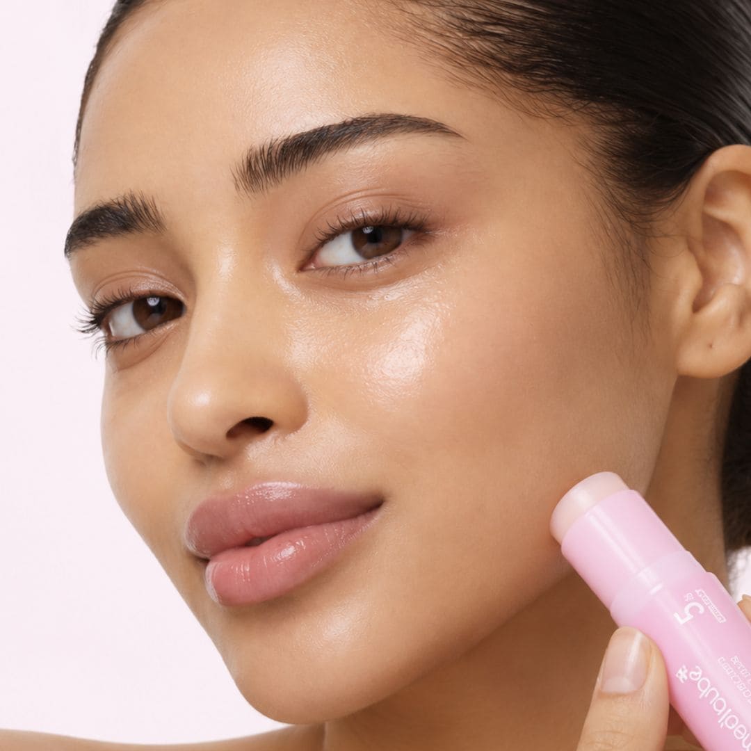 Fille qui utilise le baume multi-usage repulpant au PDRN et collagène rose de Medicube