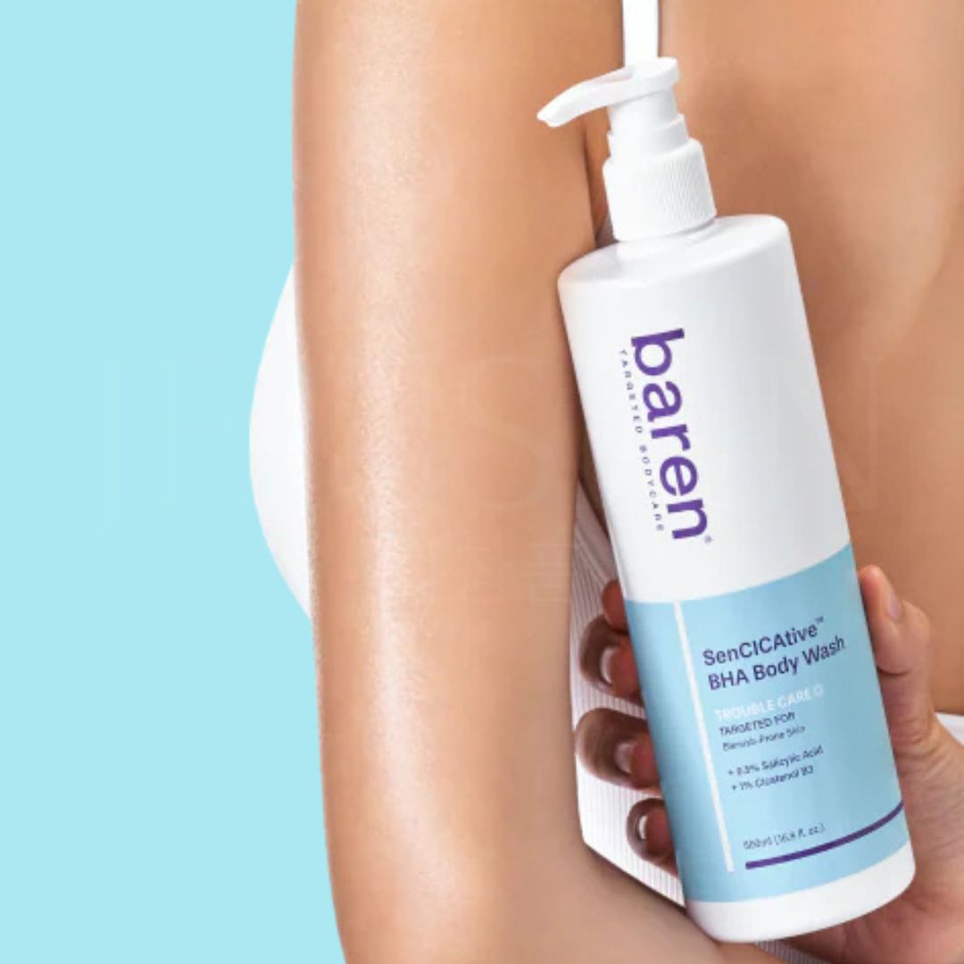 Photo dans le dos d'une femme du gel douche apaisant pour peaux sensibles au BHA SenCICAtive de Baren