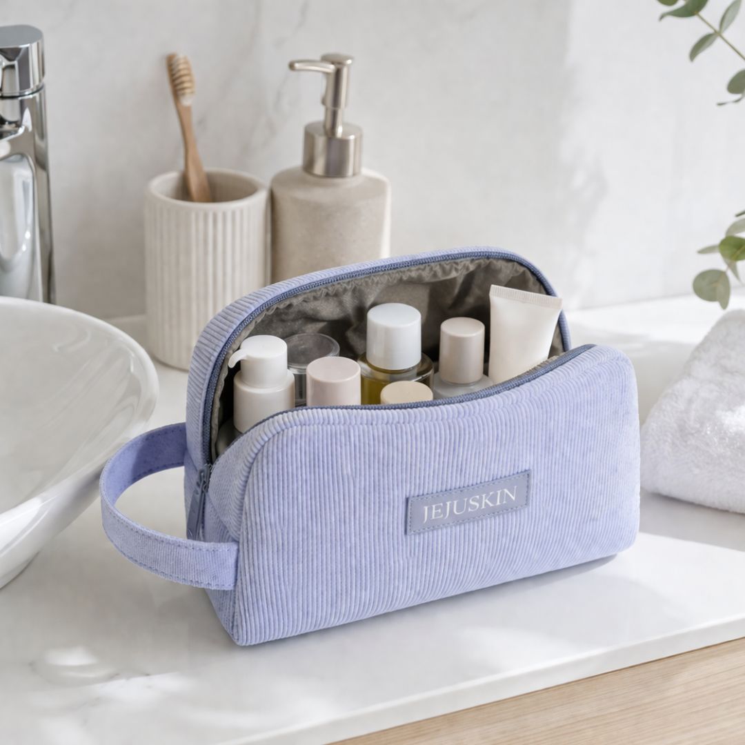 La trousse de toilette Jejuskin sur un lavabo