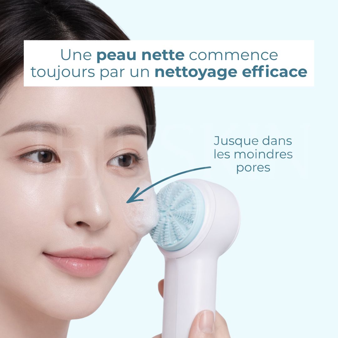 Image d'une femme qui utilise la brosse nettoyante et exfoliante pour les pores d'Ilso