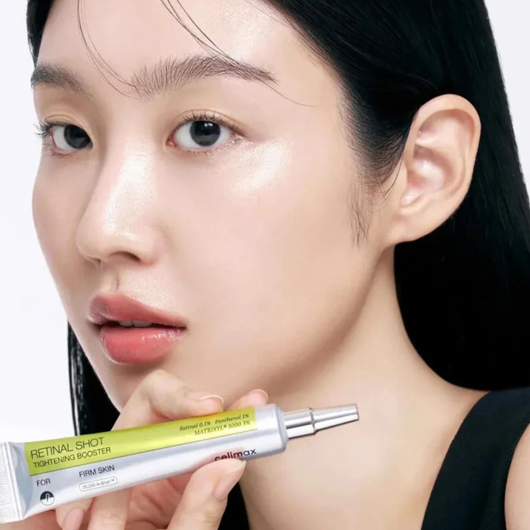 Une femme qui tiens le serum retinal de celimax