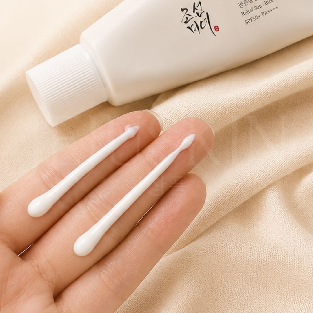La texture de la crème solaire de beauty of joseon relief sun riz + probiotiques sur les doigts d'une femme