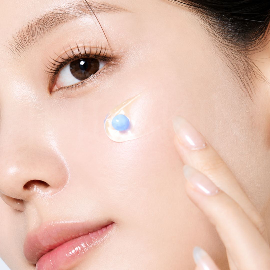 Visage d'une femme avec une capsule de la crème capsule hydratante à l’acide hyaluronique de Medicube