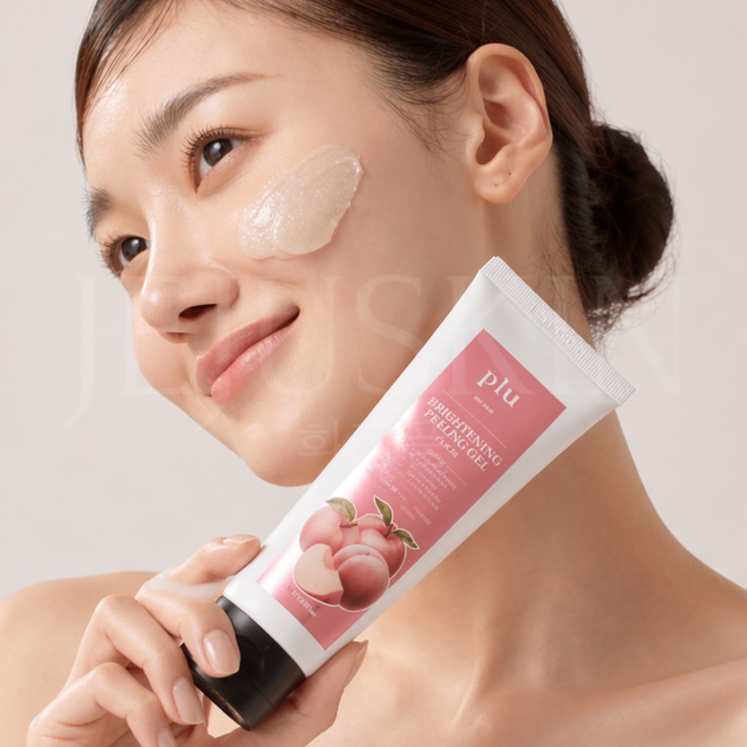 Femme qui tiens le gel exfoliant à la pêche de Plu dans sa main