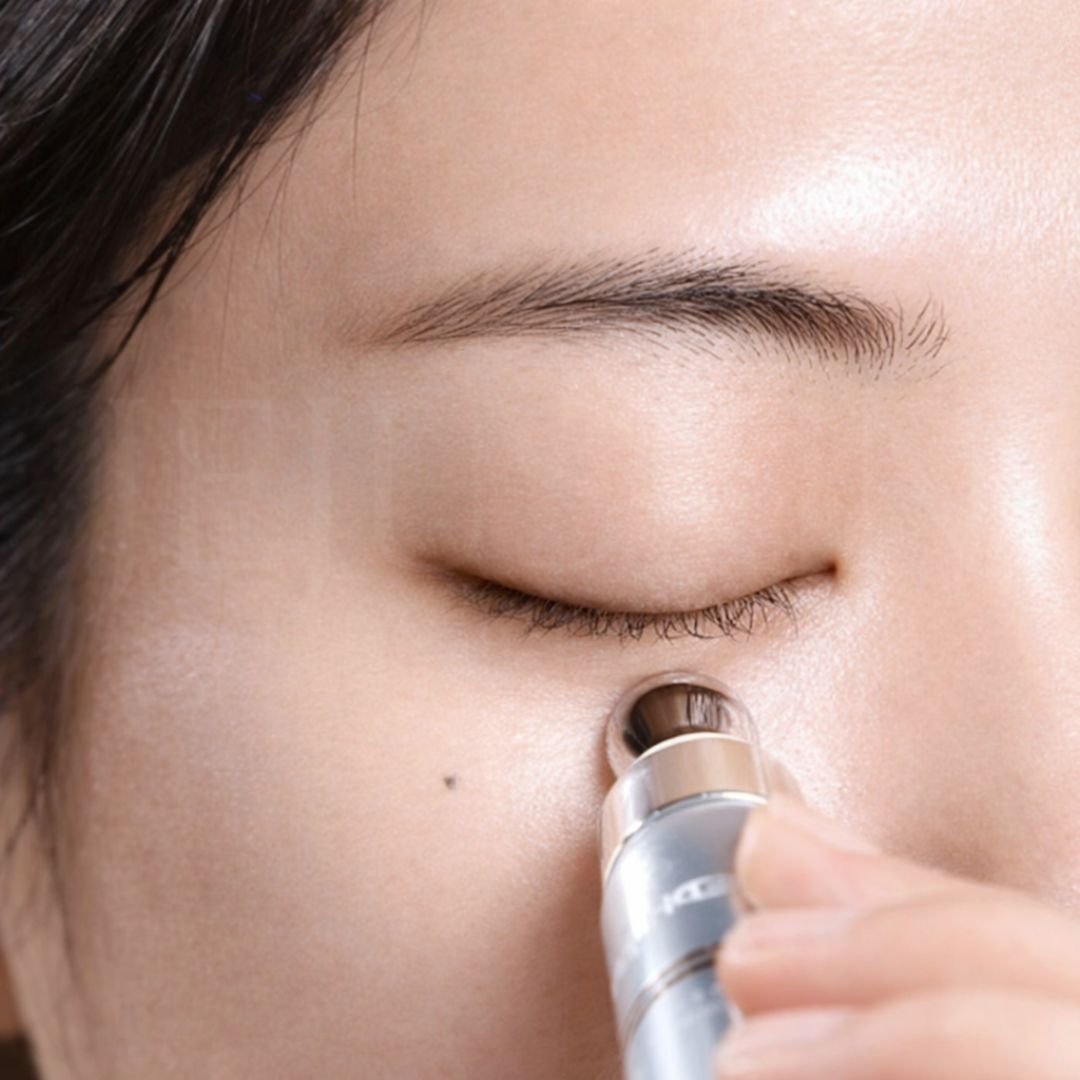 image de la crème crème contour des yeux lift & volume aux 9 peptides de medi peel avec une femme