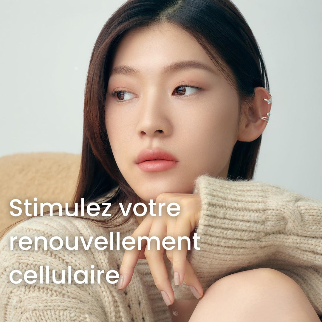 Femme tenant le sérum Authentique, peau lumineuse et hydratée.