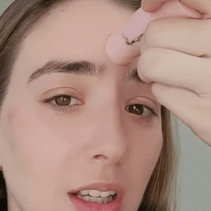 Femme qui applique le baume hydratant anti-rides Vita MQNY au collagène de Macqueen