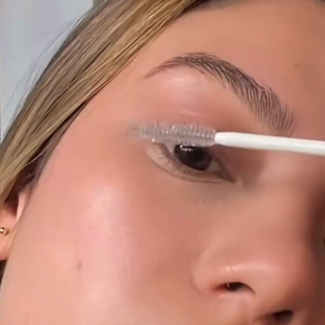 Application du sérum pour cils My lash d'Etude
