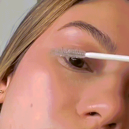 Application du sérum pour cils My lash d'Etude