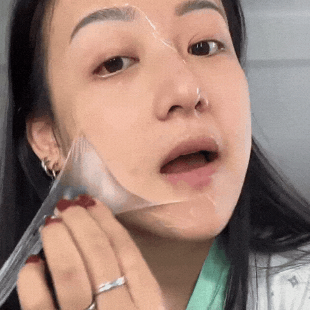Femme qui enlève le masque de nuit à l’acide kojique et au curcuma de Medicube