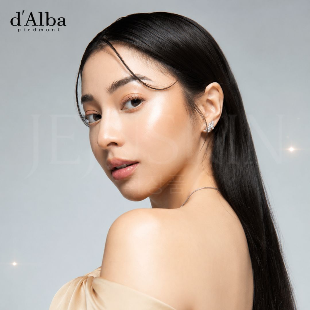 Fille qui utilise le gel nettoyant pour le corps à l’huile de truffe blanche de d'Alba