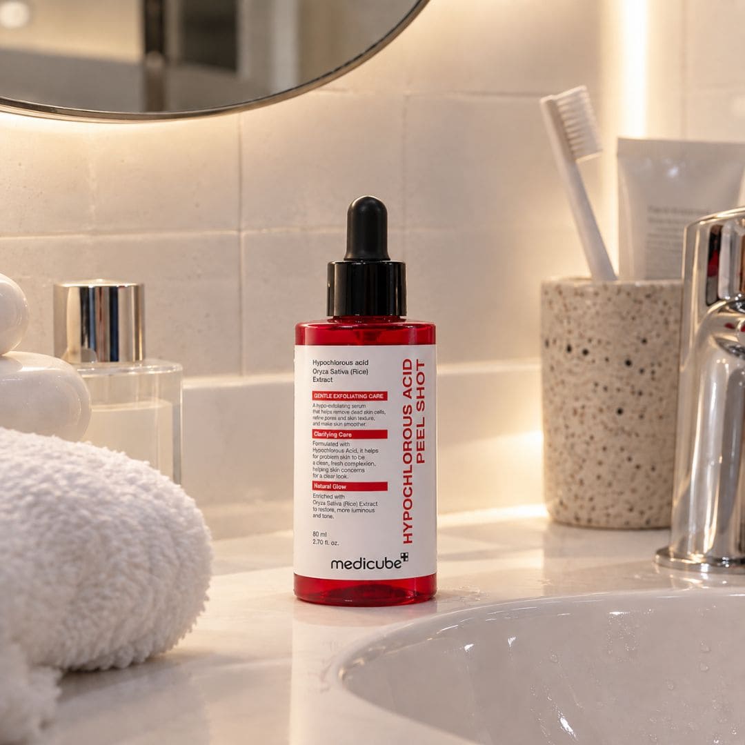 L'exfoliant visage doux à l’acide hypochloreux de Medicube posé sur un lavabo