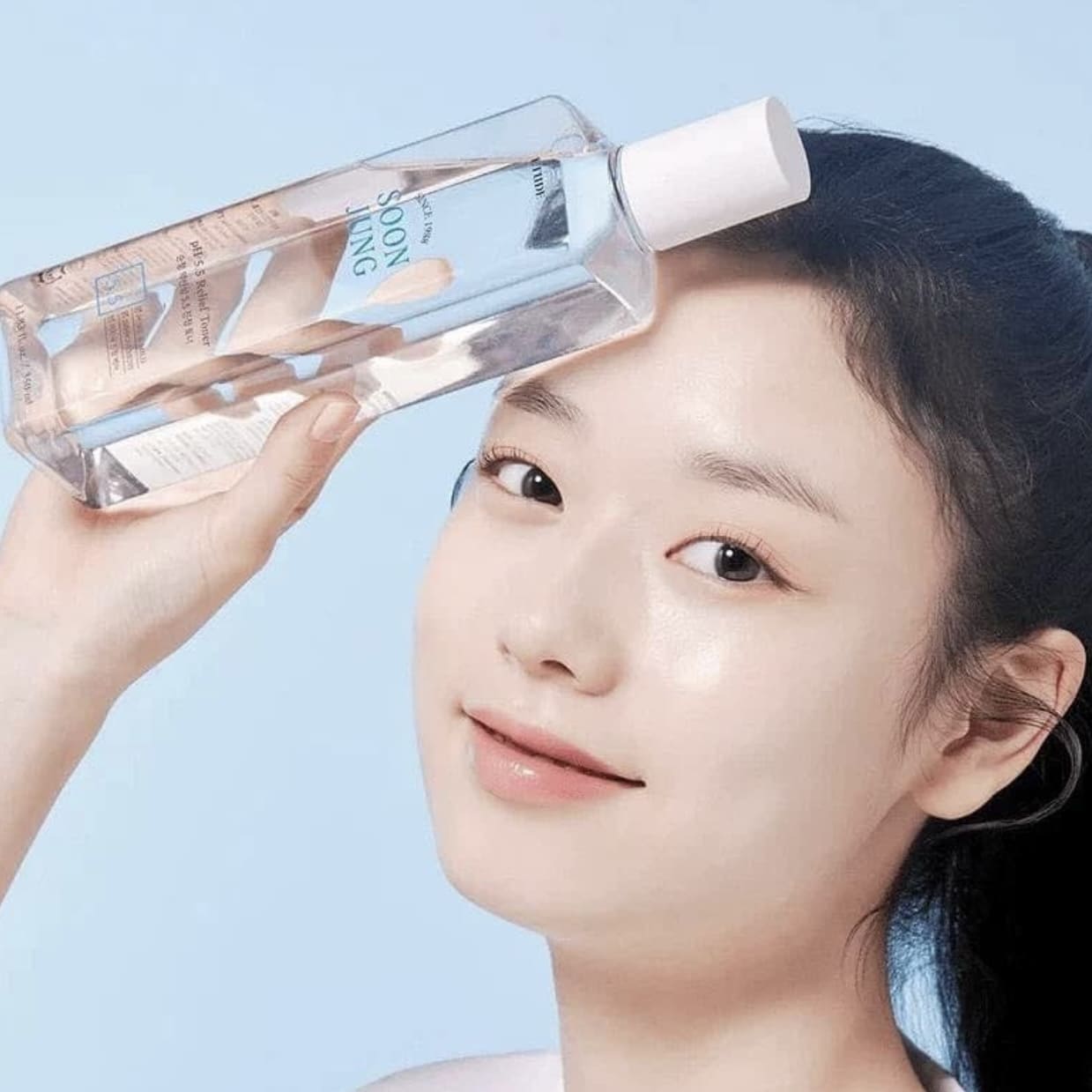 Etude Toner apaisant Soon Jung PH 5.5 avec une femme