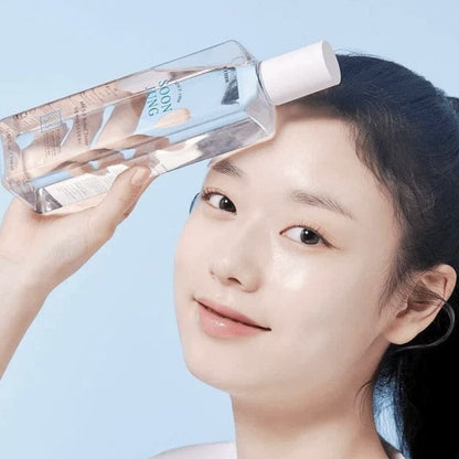 Etude Toner apaisant Soon Jung PH 5.5 avec une femme