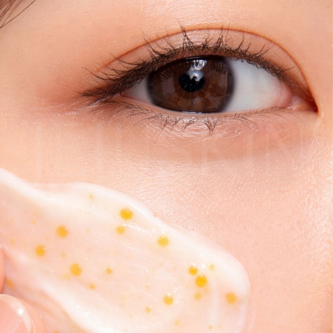 Image zoomé de la crème capsule sur une joue