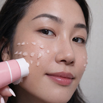 Medicube crème hydratante au PDRN et à l'acide hyaluronique utilisée par une femme