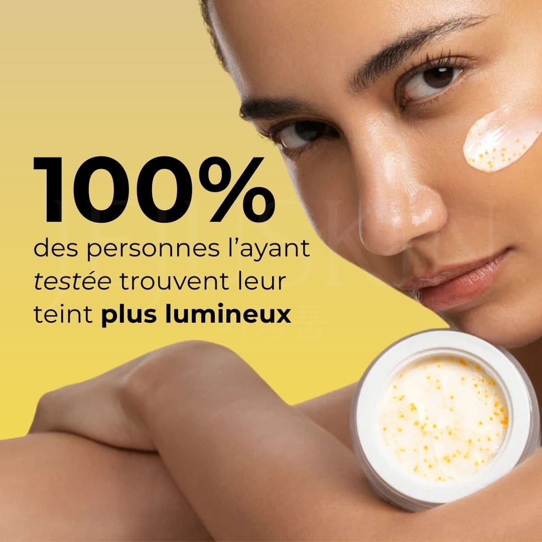 Une visage d'une femme avec la crème hydratante aux capsules vitaminées de d'Alba