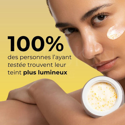 Une visage d'une femme avec la crème hydratante aux capsules vitaminées de d'Alba
