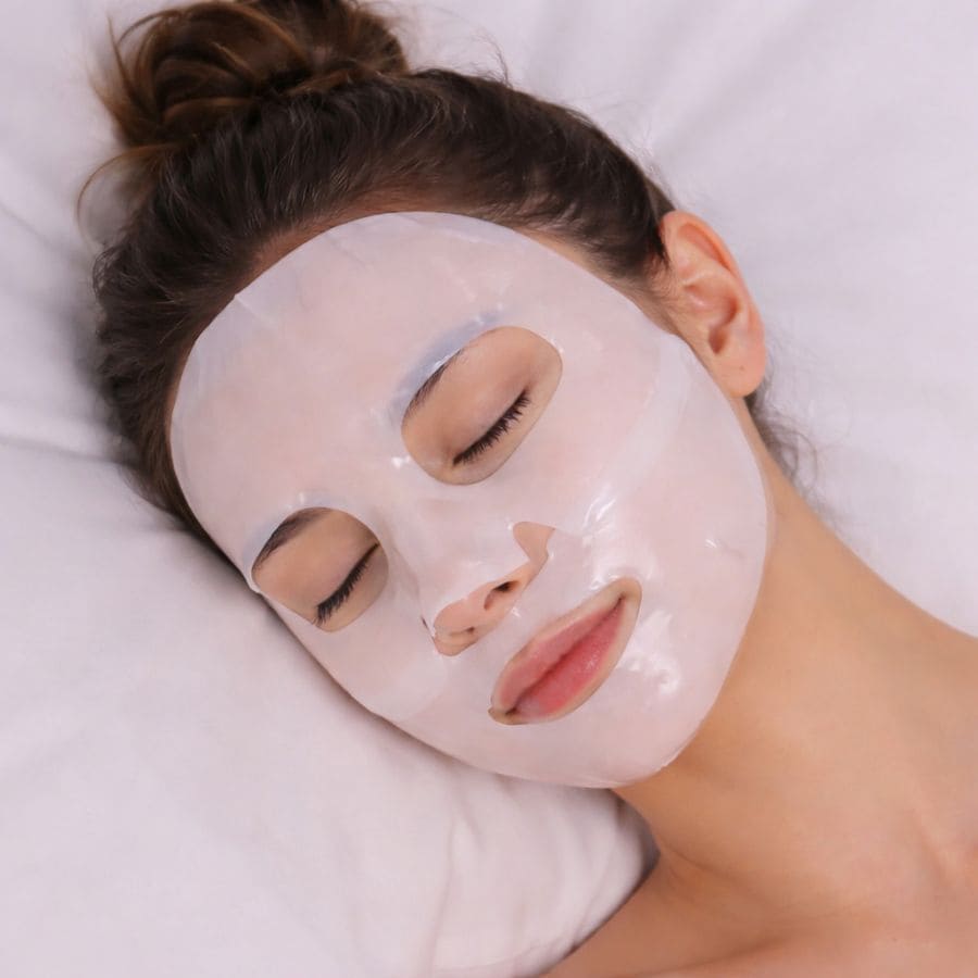 Masque Sungboon sur une femme qui dort